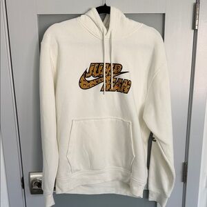 BNWOT Nike Jump Man Jordan Leopard Graphic Cream pullover Hoodie Small